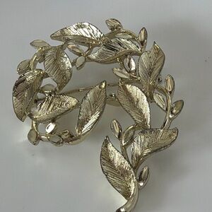 Lisner Vintage Gold Tone Leaf Wreath Brooch
